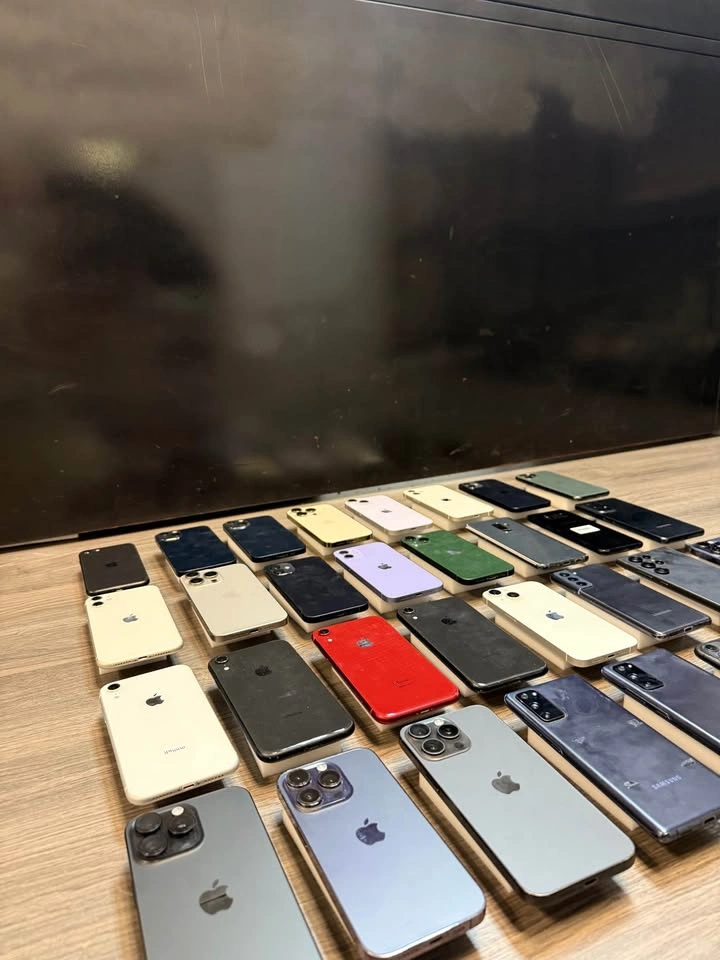 iPhone & Samsung big Lot - photo 3