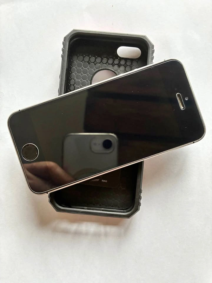 iPhone SE 1st Gen 64GB - Mint Condition