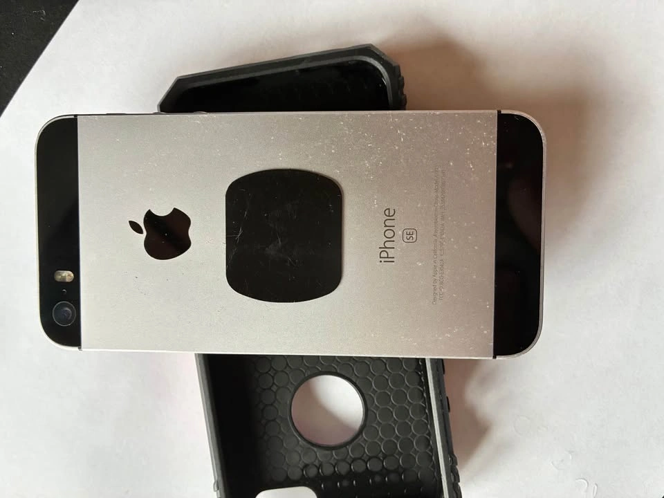 iPhone SE 1st Gen 64GB - Mint Condition - photo 2