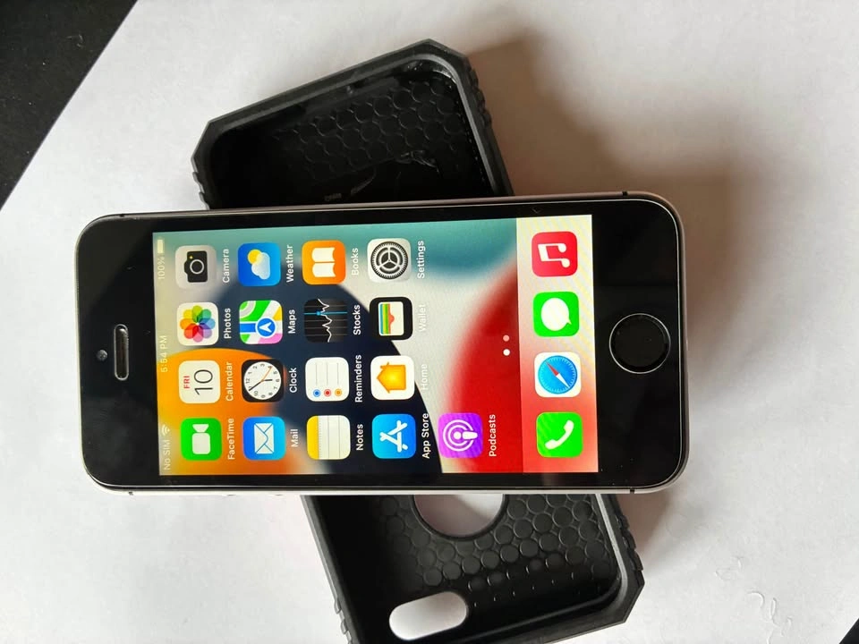 iPhone SE 1st Gen 64GB - Mint Condition - photo 3