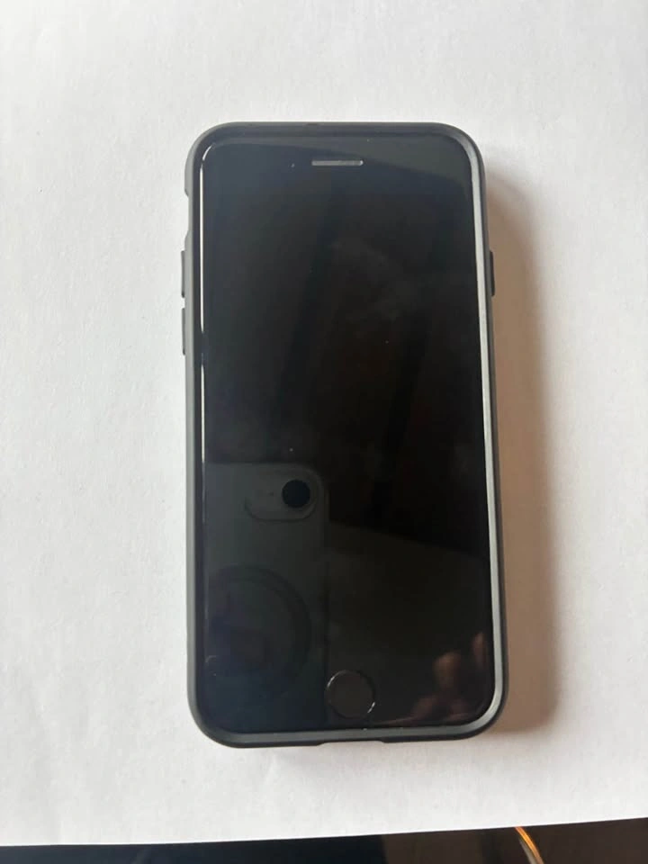iPhone SE 2nd Gen - 64GB - photo 4