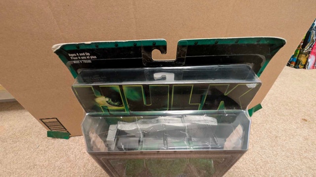 Marvel Toys Punching Hulk Action Figure (2003) - photo 3