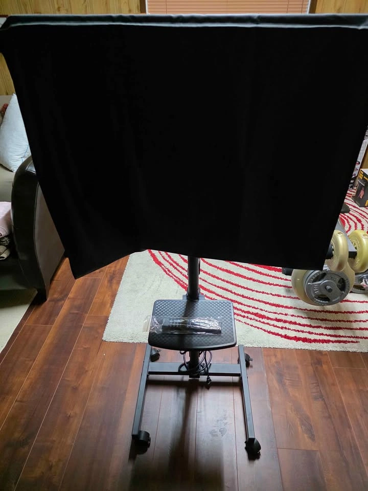2025 Hi Sense 32" TV with Stand and Cover - photo 4