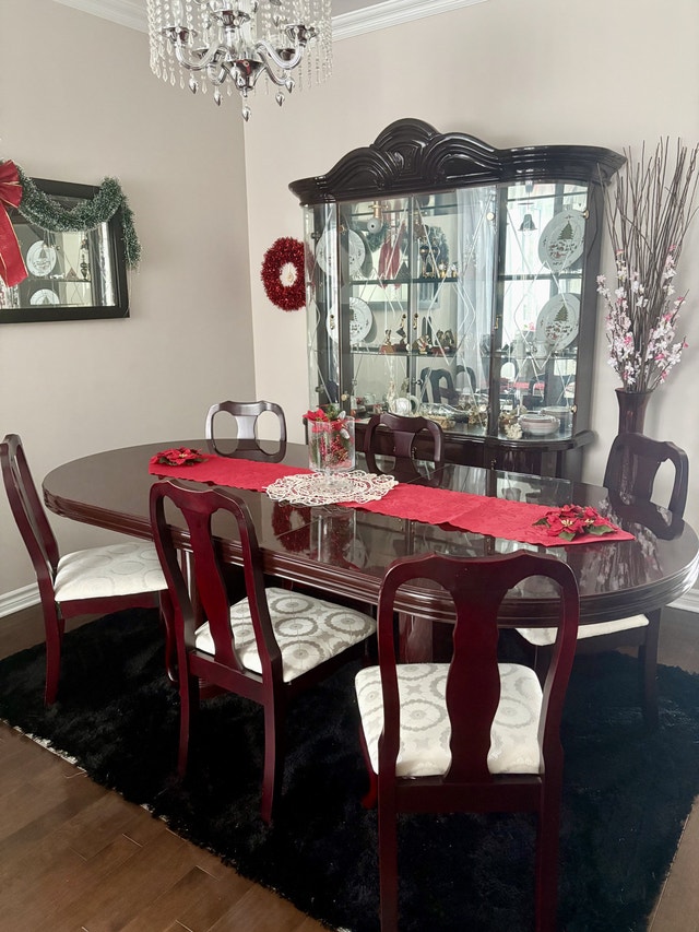 Living Room Table Set & Italian Style Cabinet - photo 3