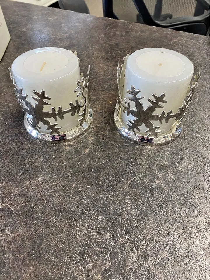 Set of 2 Snowflake Candle Holders with Candles