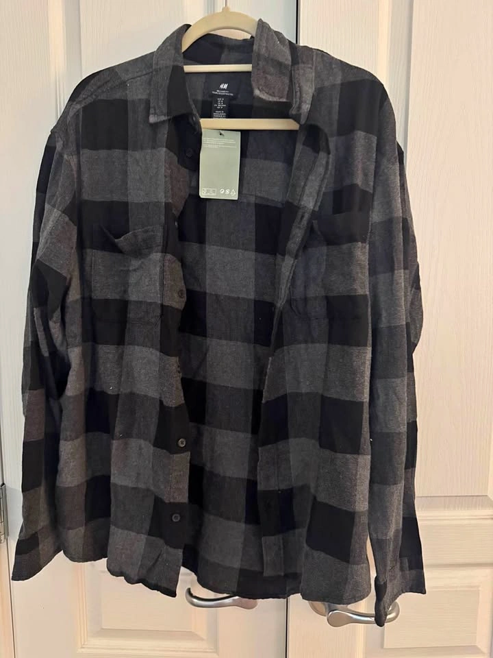 Men’s plaid button up shirt brand new with tags men’s medium