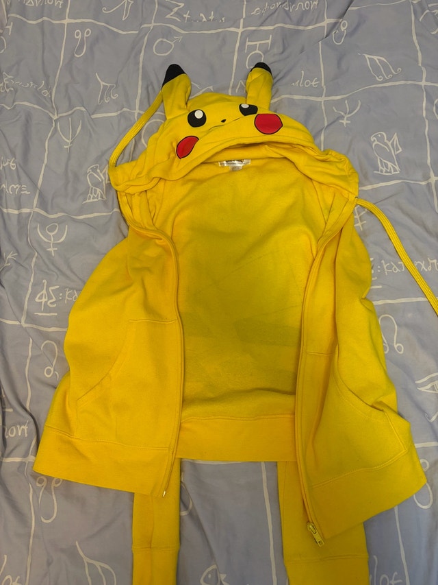 Pikachu Sweater - Men's Small - photo 4