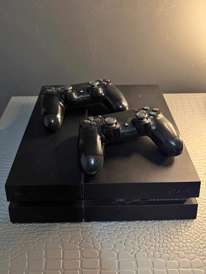 PS4 Original 500GB + 2 Controllers