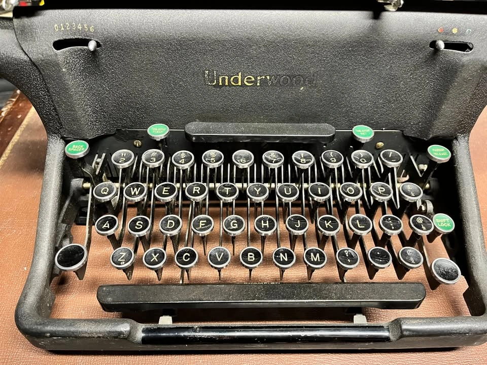 Working Underwood Model S Typewriter (circa 1940s) - photo 2