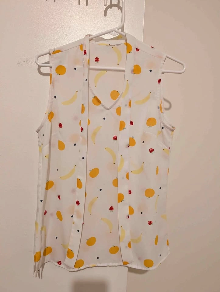 Fun fruit top! 🫐 🍓 🍌 🍊