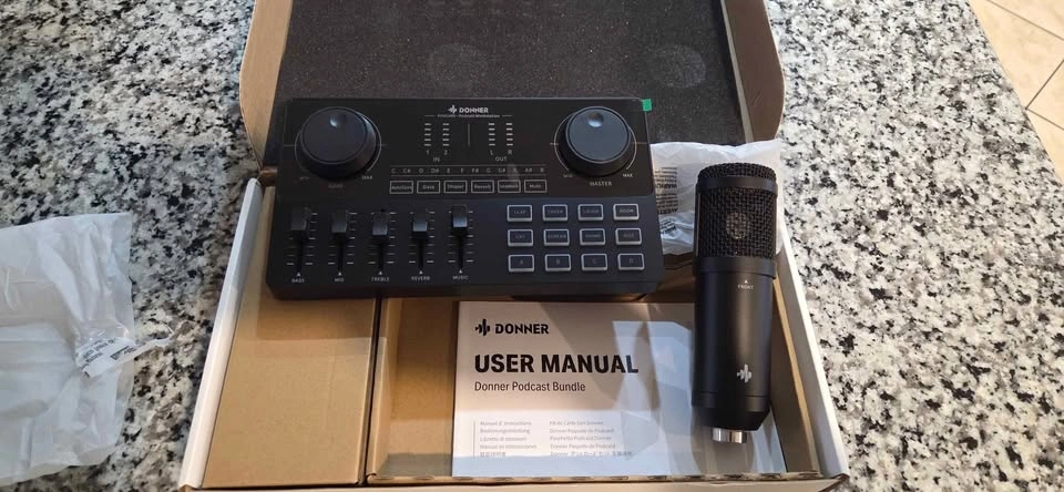 Donner Podcast Console Bundle - photo 3