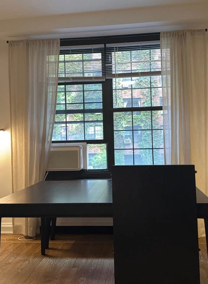 West Elm Parker Extendable Dining Table (60"-92") - photo 5