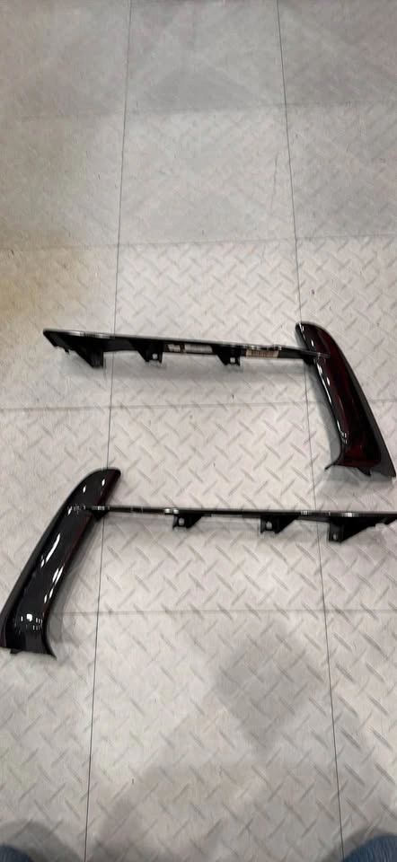 C8 Corvette Stingray 20-26 Front Outer Grille Bezels