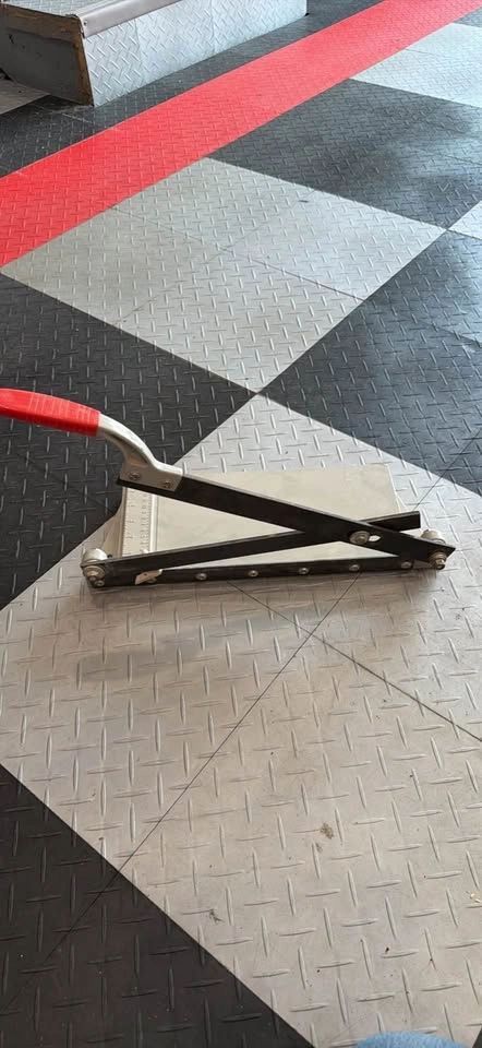 Roberts 12 in. Vinyl Tile and VCT Cutter - photo 3