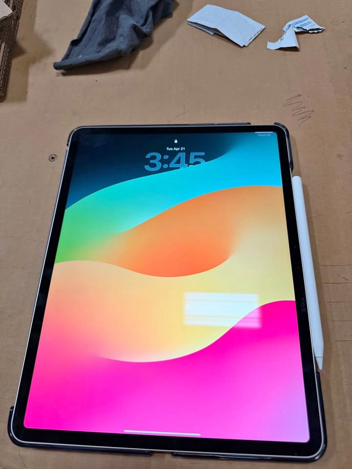 iPad Air M2 13” (2024) – Like New, 12 Cycles, With Extras