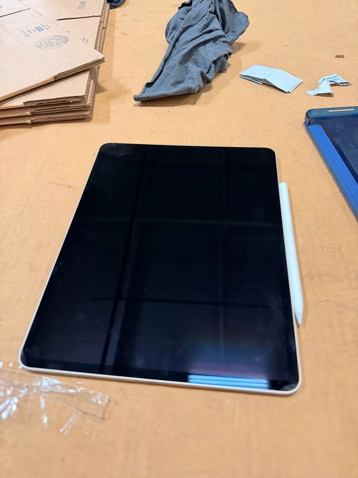 iPad Air M2 13” (2024) – Like New, 12 Cycles, With Extras - photo 2