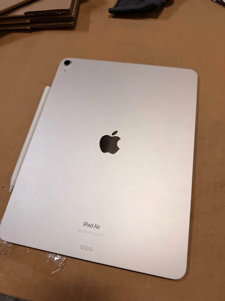 iPad Air M2 13” (2024) – Like New, 12 Cycles, With Extras - photo 3