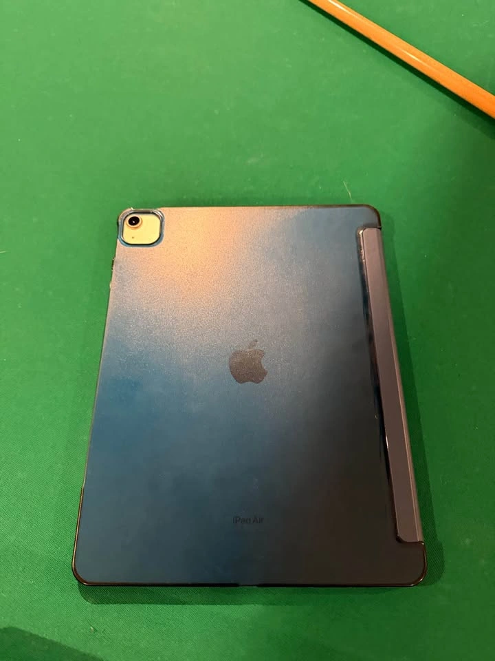 iPad Air M2 13” (2024) – Like New, 12 Cycles, With Extras - photo 5