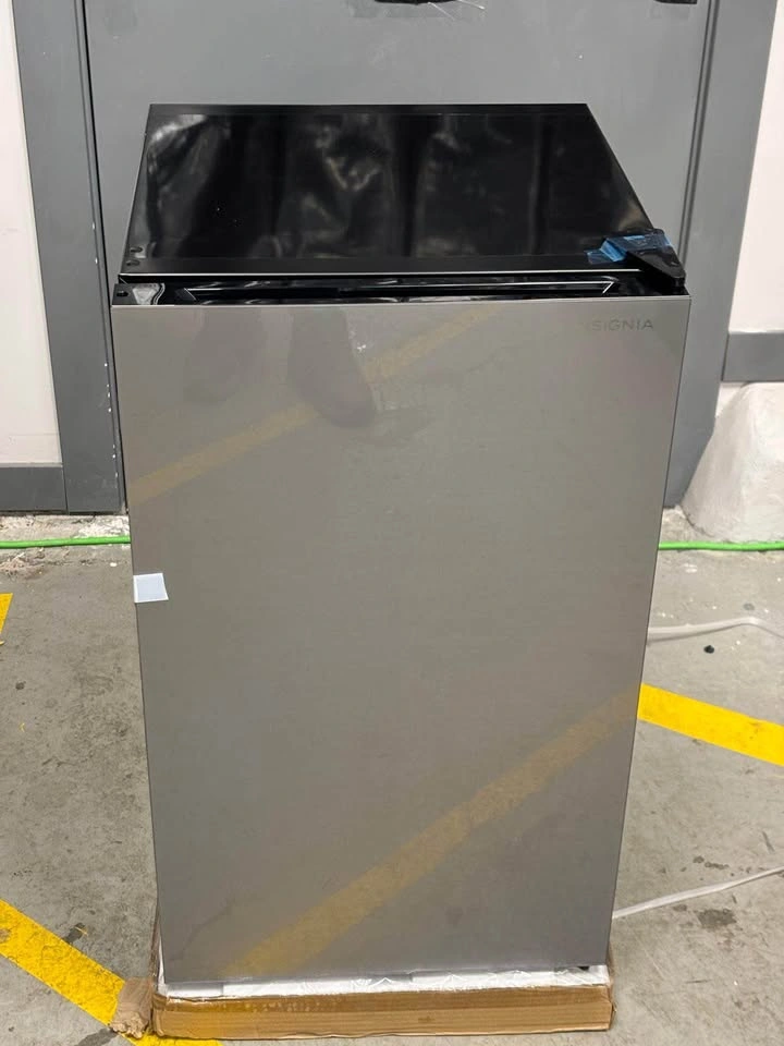 Insignia 4.4 cu ft Glass Door Compact Fridge - photo 4