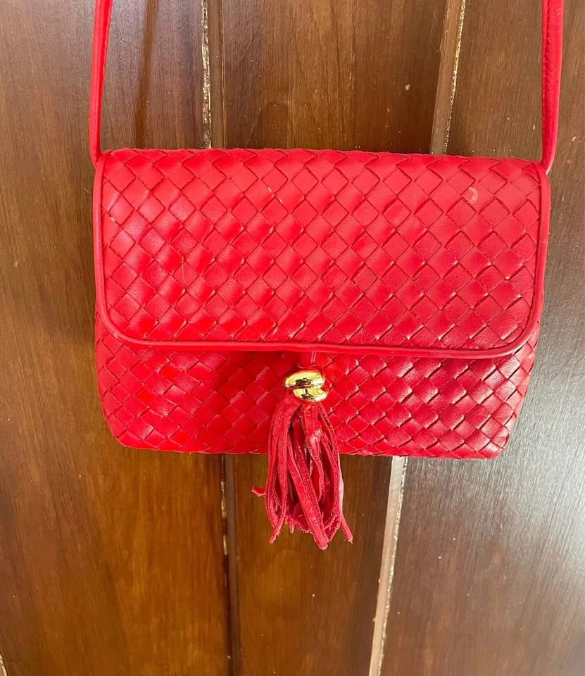 VINTAGE ASHNEIL RED LEATHER CROSSBODY HANDBAG