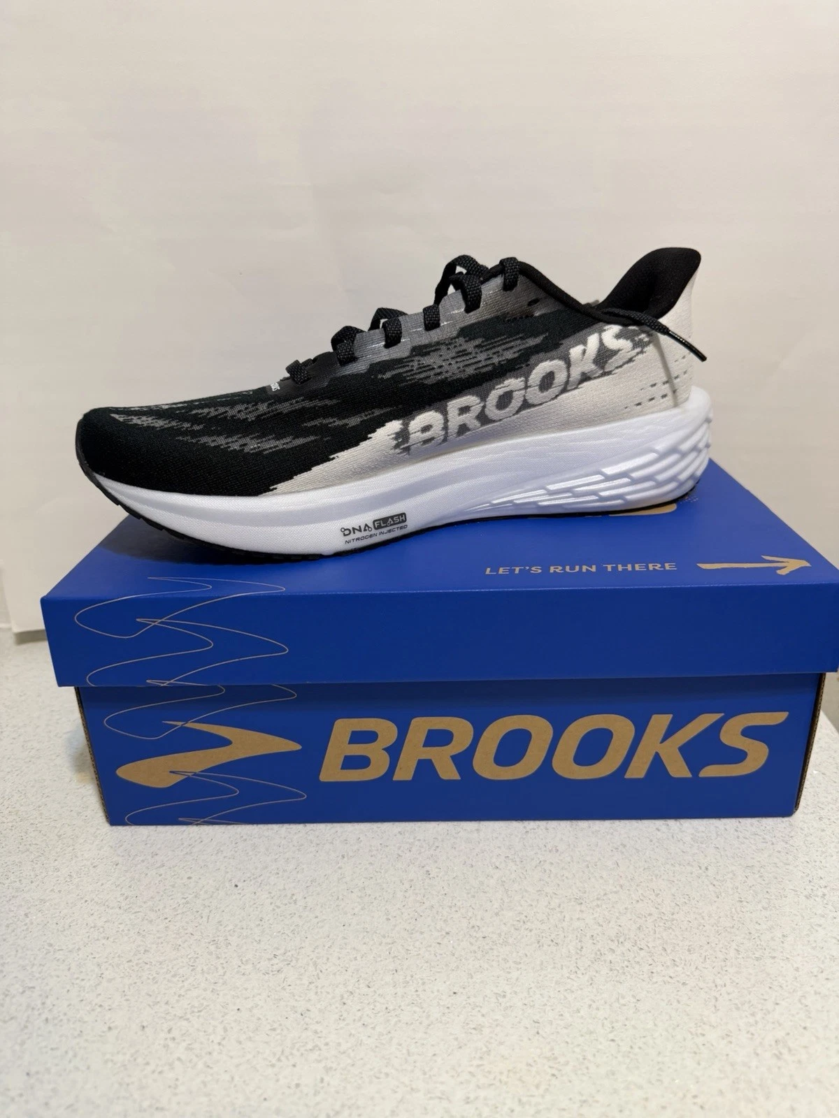 Brooks Men's Low Top Athletic Sneaker Black/White
