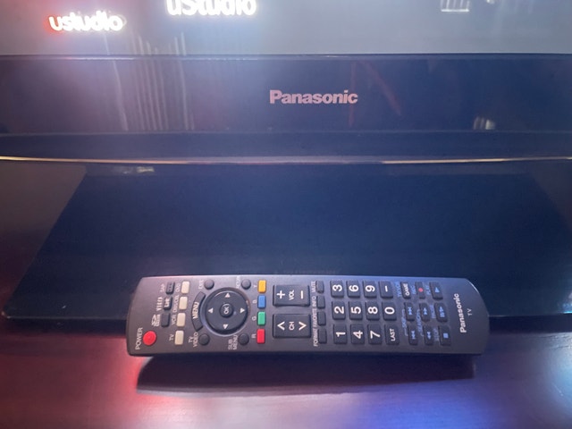Panasonic Plasma TV with remote control - photo 2
