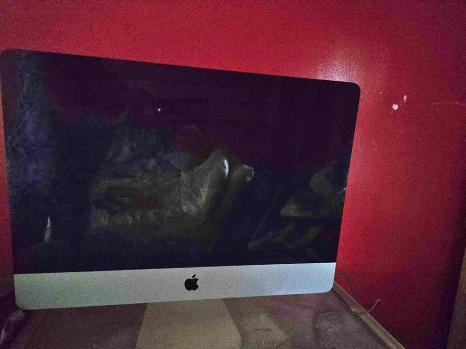 Apple iMac Desktop, K800 Keyboard & Microsoft Mouse