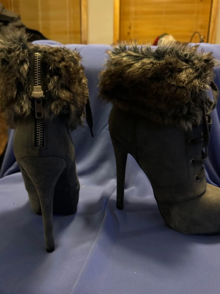 Grey boots with fur cuff - photo 2