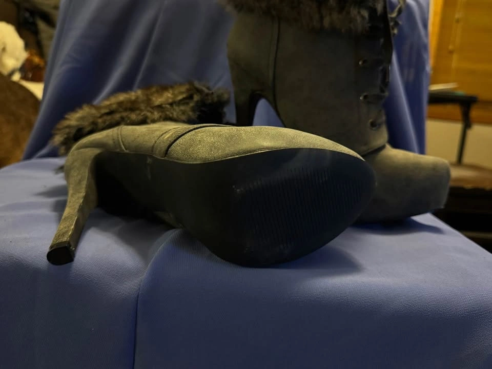 Grey boots with fur cuff - photo 3
