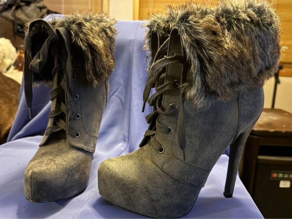 Grey boots with fur cuff - photo 4