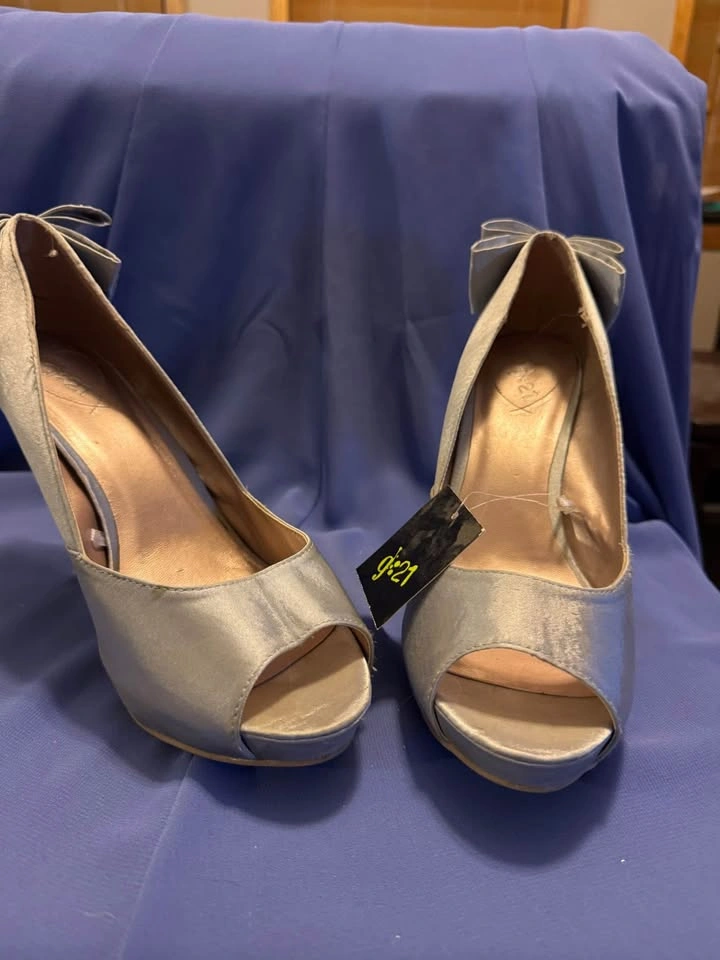 Silver satin look pumps