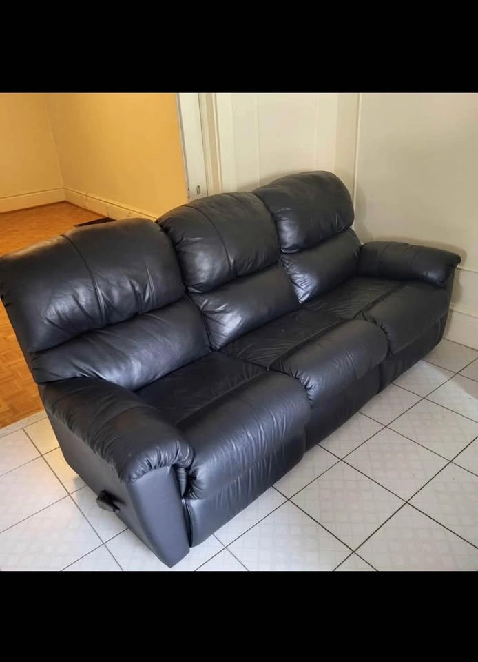 Reclining leather couches for sale. In great condition. - photo 2