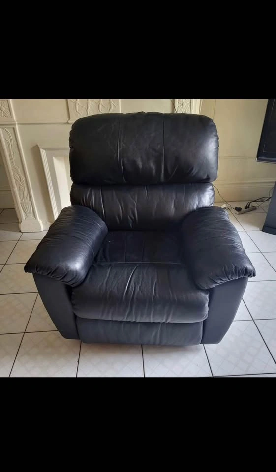 Reclining leather couches for sale. In great condition. - photo 3