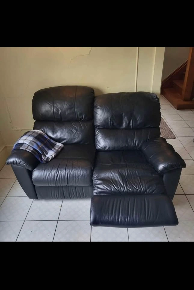 Reclining leather couches for sale. In great condition. - photo 4