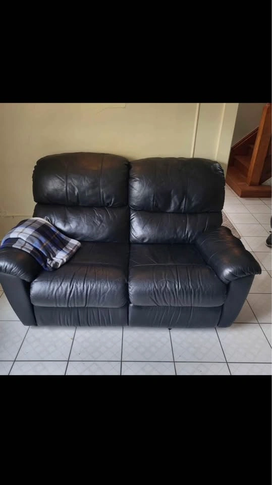 Reclining leather couches for sale. In great condition. - photo 5