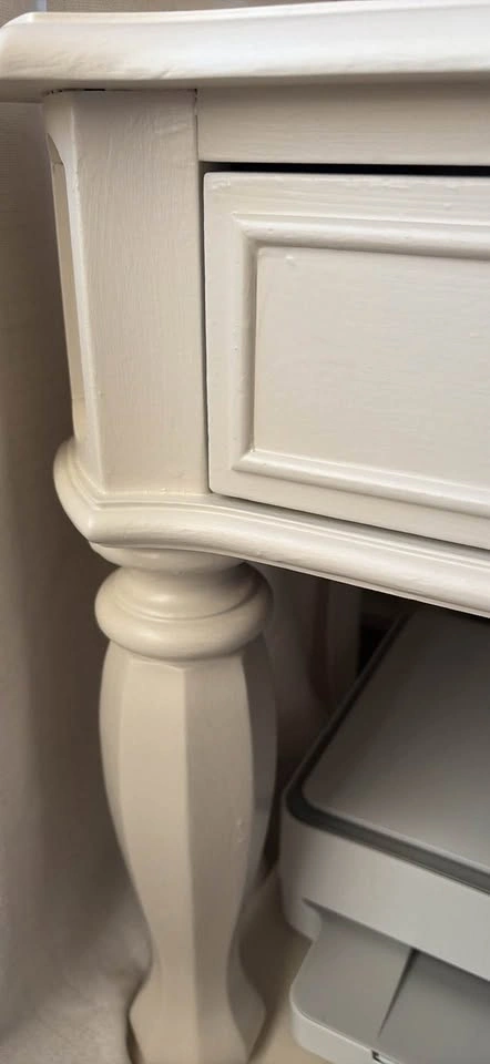 Elegant cream/off-white end table / nightstand - photo 3
