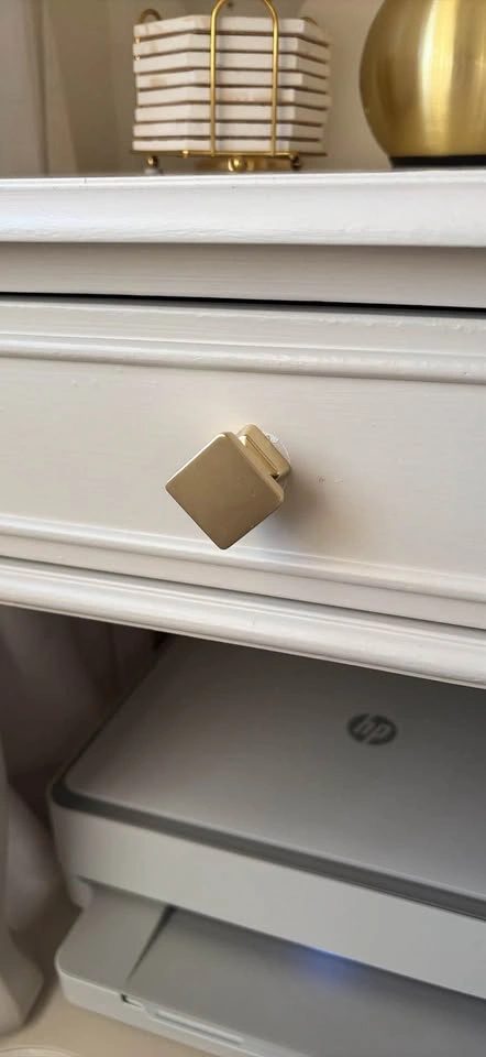 Elegant cream/off-white end table / nightstand - photo 4