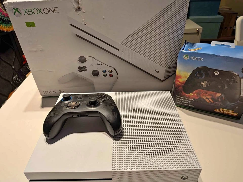 Xbox One S 500GB Console with Battlegrounds Controller