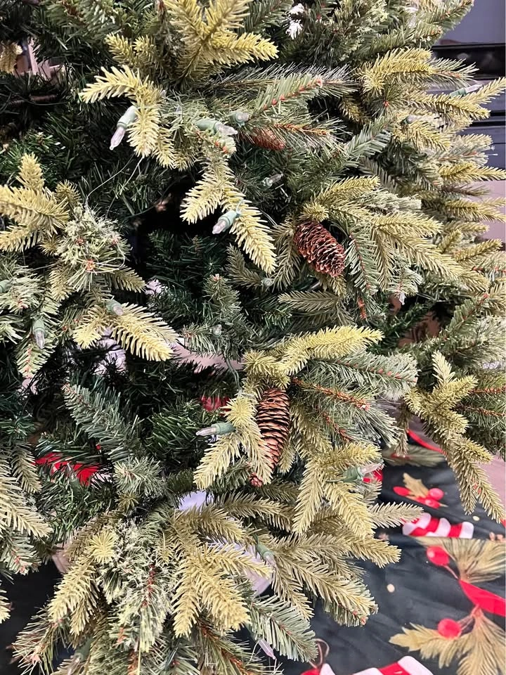 7.5ft Artificial Christmas Tree with 800 LED lights - photo 5