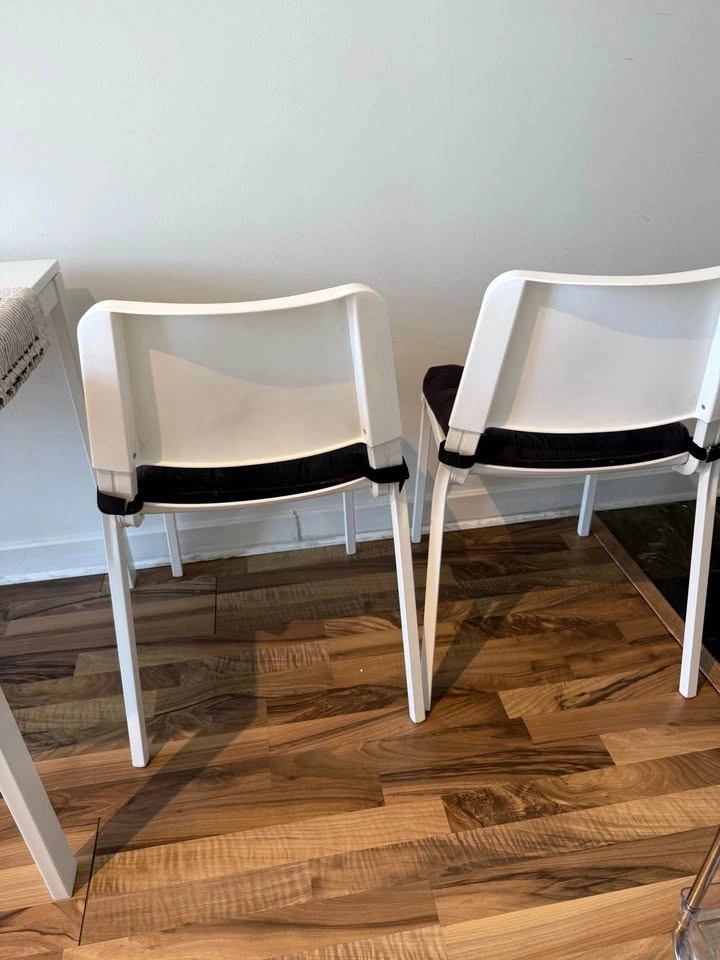 Moving Sale – Dining Table & Chairs Must Go ASAP! (DT Toronto) - photo 4