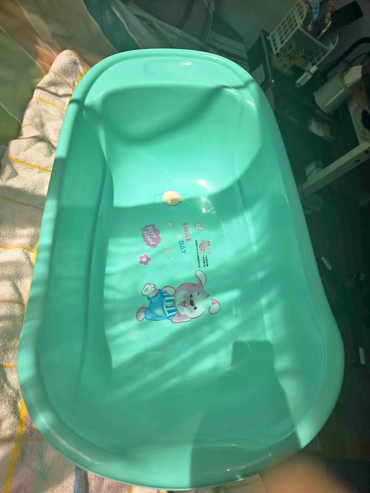 Baby Bath Tub with Drain Plug