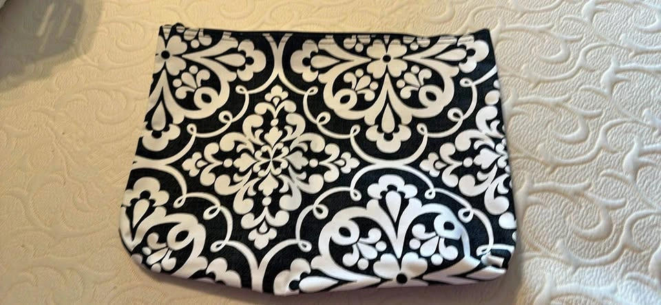 31 Black and White Damask Pattern Pouch