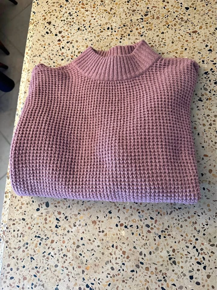 Hollister sweater