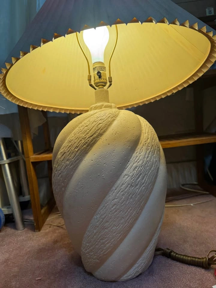 Vintage 1970s Plaster Swirl Table Lamp — Works Great - photo 3