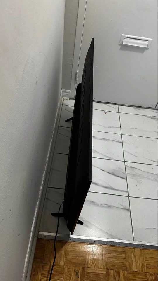 TCL 4k 50” Roku Smart TV - photo 3