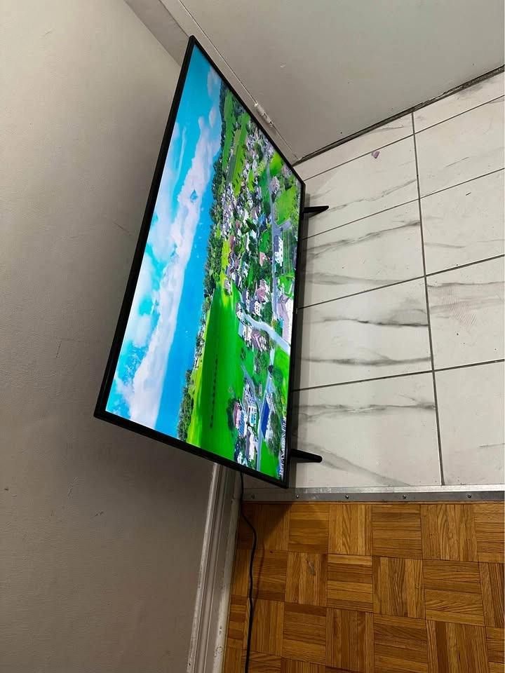 TCL 4k 50” Roku Smart TV - photo 4
