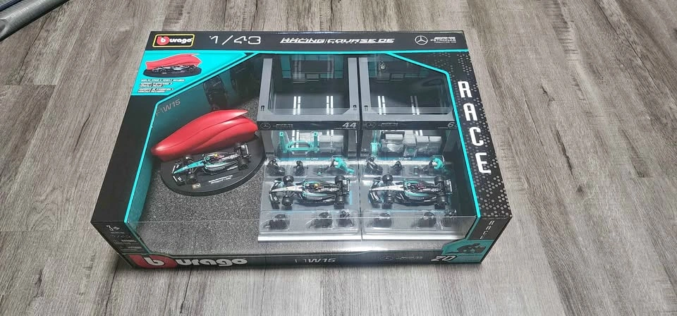 Burago 1/43 F1 Mercedes-AMG Petronas Set