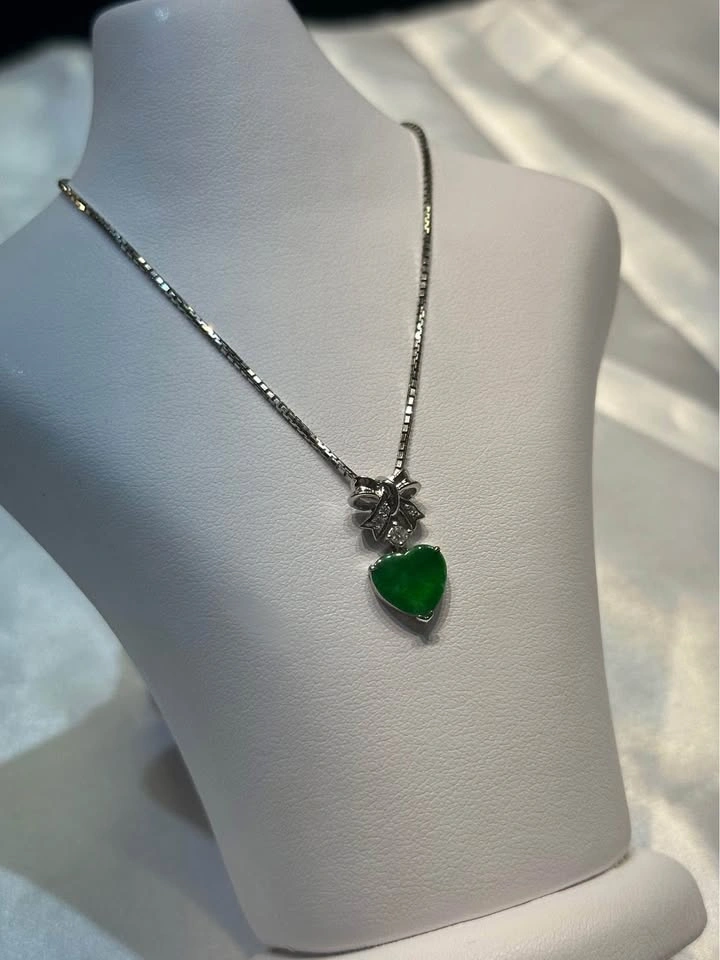 18k gold Jade and Diamond Bow Pendant - photo 2