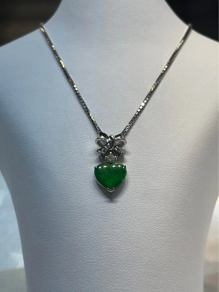 18k gold Jade and Diamond Bow Pendant - photo 3