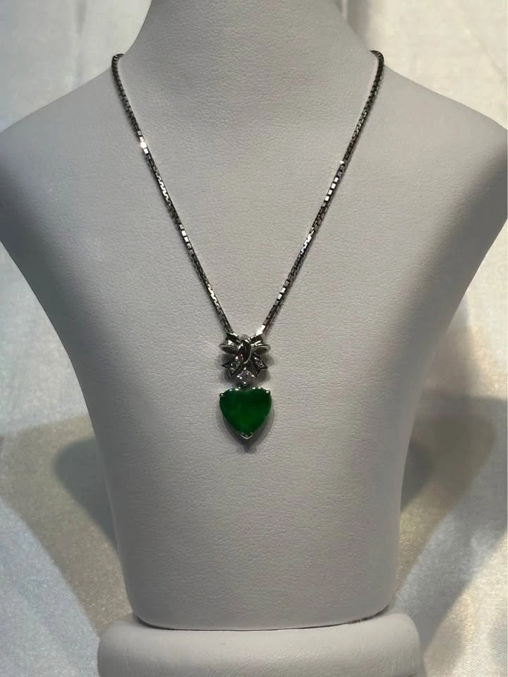 18k gold Jade and Diamond Bow Pendant - photo 4